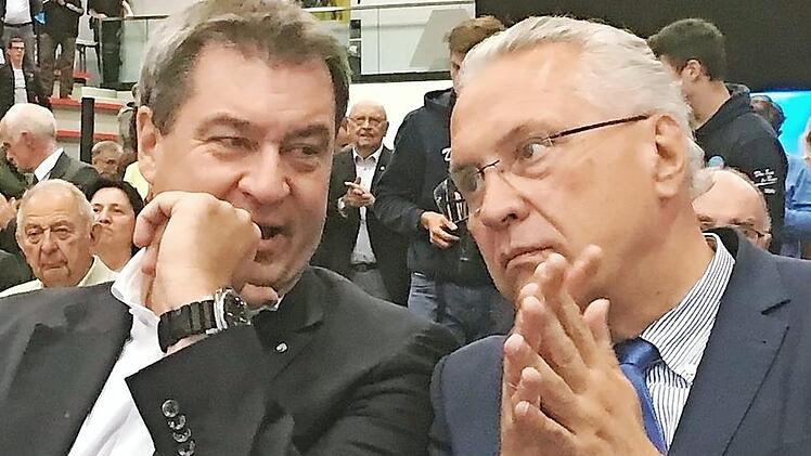 Kurze Gespräche nach der Rede.