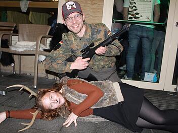 Erlegt! Jäger Christopher Bogdan und das "Wild" Leonie Weiß. Eine Verkleidung, die im Duo Sinn ergibt.Markus Häggberg