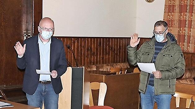 Der im Amt best&auml;tigte Verbandsvorsitzende und B&uuml;rgermeister Wolfram Thein (links) vereidigte (weiter von links) die neuen Verbandsr&auml;te Markus Oppelt, G&uuml;nter Re&szlig; und Bernd Elflein.  Fotos: Helmut Will