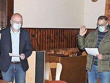 Der im Amt bestätigte Verbandsvorsitzende und Bürgermeister Wolfram Thein (links) vereidigte (weiter von links) die neuen Verbandsräte Markus Oppelt, Günter Reß und Bernd Elflein.  Fotos: Helmut Will