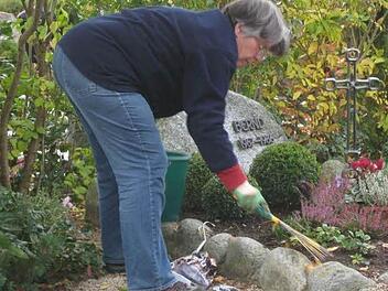 Zu Allerheiligen werden die Gräber am Friedhof  geschmückt. Foto: M. Welker