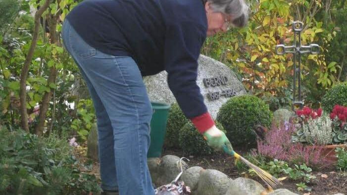 Zu Allerheiligen werden die Gräber am Friedhof  geschmückt. Foto: M. Welker