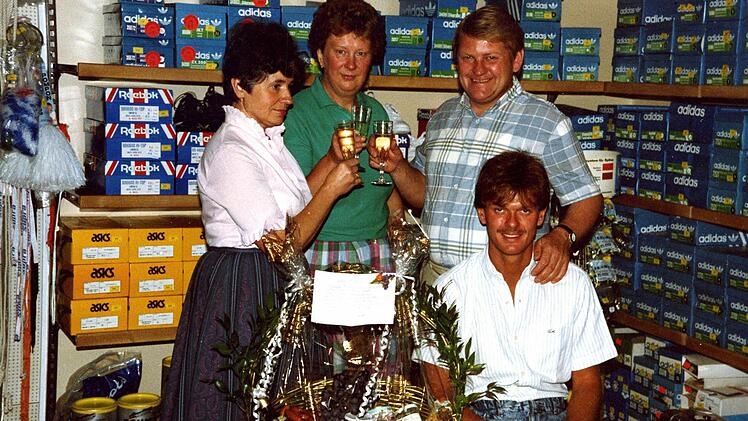 1986: Manfred Burgers ist zehn Jahre dabei. Von links: Ruth Schaller, Christa Leithner, Manfred Burger und (vorne) Robert Leithner.  Foto: privat