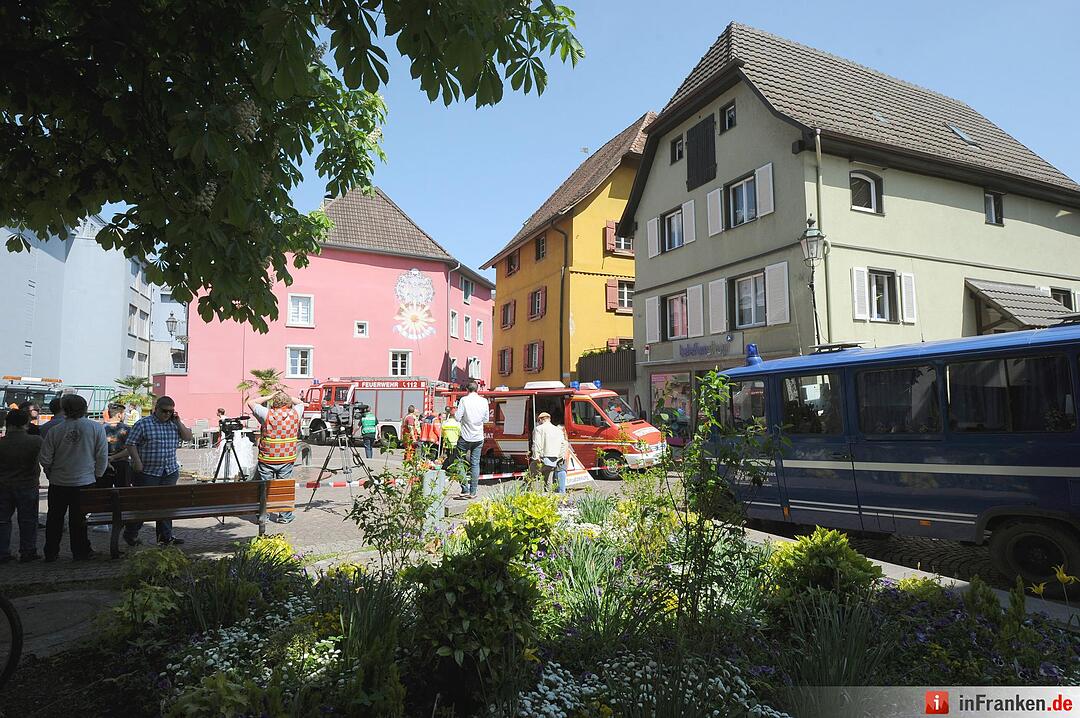 Auto rast in Menschengruppe