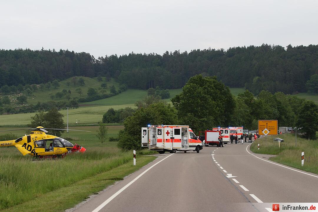 Fahrzeuge kollidieren auf Staatsstrasse