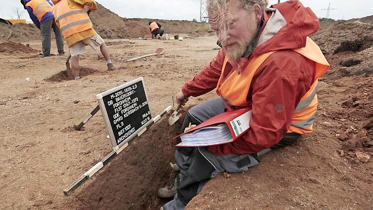 Fundstellen und Funde werden exakt dokumentiert.  Fotos: Josef Hofbauer