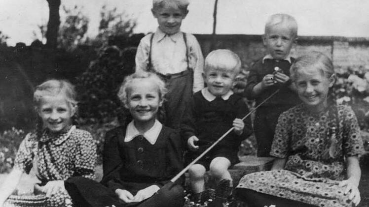 Keine Reichtümer, aber Geborgenheit hatten die Nowak-Kinder in ihren südmährischen Dorf Nispitz. Von links: Helene Sack (Mainleus), Klementine Schoberth (Melkendorf), Hubert Nowak (Sassanfahrt/†), Erich Nowak (Mainleus), Engelbert Nowak (Katschenreuth/†) und Hedwig Bernet (Kulmbach/†).