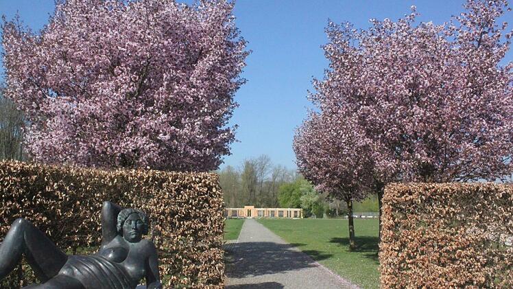 Die Farben des Frühlings und eine Skulptur des Bildhauers Wilhelm Uhlig Foto: Matthias Einwag