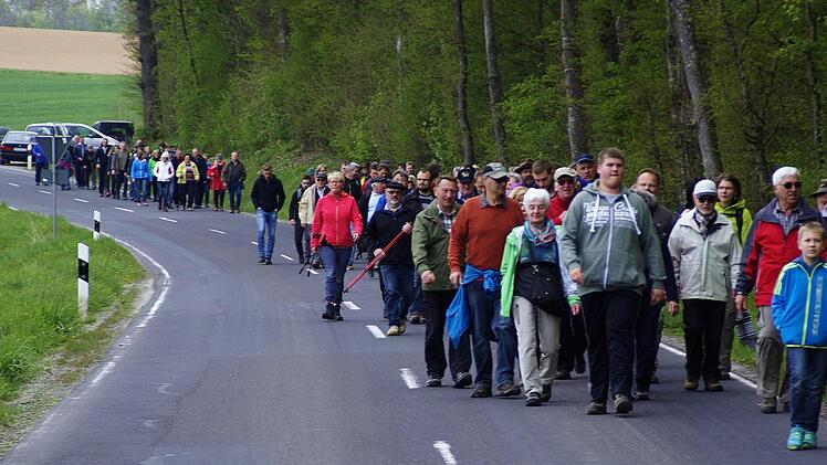 Eine ungewöhnlich hohe Beteiligung verzeichnete der Grenzgang von Langendorf mit rund 170 Personen.  Foto: Winfried Ehling