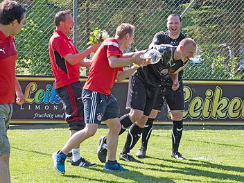 Hinterhältiger Angriff: Nach dem 6:1-Sieg über die SG Lauenstein/Ludwigsstadt II machte der TSV Wilhelmsthal sein Meisterstück perfekt und Trainer Daniel Wünsch kann der Bierdusche nicht entkommen.  Foto: H. Weiß