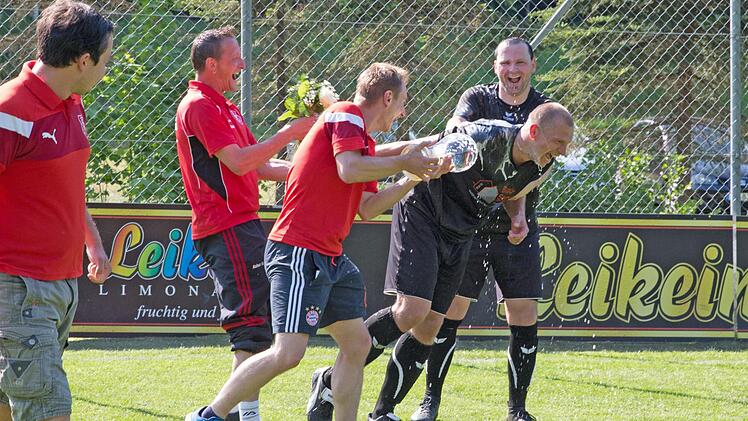 Hinterhältiger Angriff: Nach dem 6:1-Sieg über die SG Lauenstein/Ludwigsstadt II machte der TSV Wilhelmsthal sein Meisterstück perfekt und Trainer Daniel Wünsch kann der Bierdusche nicht entkommen.  Foto: H. Weiß