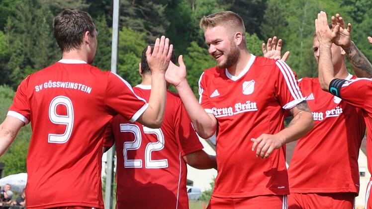 Michael Stenglein (3.v.l.) klatscht mit Spielertrainer Jens Zweck ab. In der Vorsaison hatte sich der SV Gößweinstein am drittletzten Spieltag mit 5:2 gegen Wolfsberg/Geschwand durchgesetzt. Der Sieg galt als Vorentscheidung im Kampf um den Relegationsplatz.Leo Hühnlein/Archiv