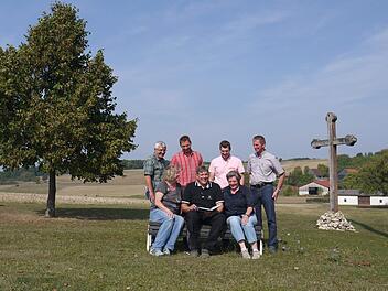 Das ist typisch fränkische Kulturlandschaft: Hans Rebelein, Wolfgang Böhmer, Sebastian Porzelt, Harald Reblitz (hinten, von links), Ute Reblitz, Martin Flohrschütz und Margit Schubert-Platsch (vorne, von links)   beim Probesitzen an der letzten Station des  Rundganges  beim Kreiserntedankfest am kommenden Samstag.Foto: Berthold Köhler