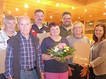Franz Schwarz, Heinrich Knauer, Walter Eckert, Maria Gath, Vizebürgermeister Marco Friepes sowie Vorsitzende Elke Scheu und Stellvertreterin Nicole Hager bei den Ehrungen Foto: Heidi Amon