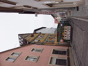 In der Eltmanner Brunnenstraße findet derzeit der Abbruch des ehemaligen Bäckerei-Gebäudes (links, Fachwerkhaus) statt. Die Straße ist daher nicht befahrbar, allerdings für Fußgänger frei. Die Geschäfte und das Heimatmuseum sind alle ungehindert erreichbar.  Sabine Weinbeer