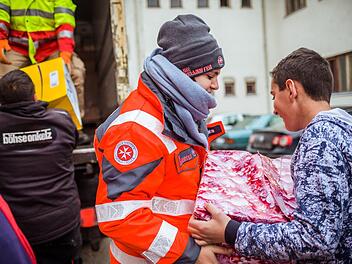 Nicole Endres &uuml;bergibt eines von mehr als 58.000 P&auml;ckchen, die 2017 bei der Aktion gesammelt wurden. Foto: Johanniter-Unfall-Hilfe