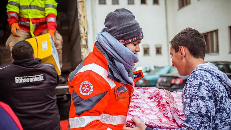 Nicole Endres &uuml;bergibt eines von mehr als 58.000 P&auml;ckchen, die 2017 bei der Aktion gesammelt wurden. Foto: Johanniter-Unfall-Hilfe