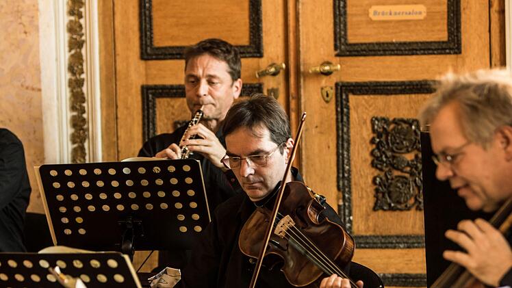 "Very British": Eine heitere musikalische Teestunde bietet das Kinderkonzert im Spiegelsaal des Landestheaters mit der Sopranistin Laura Incko und Musikern des Philharmonischen Orchesters.Foto: Jochen Berger