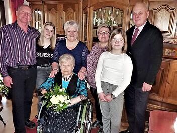 Die Jubilarin Walburga Scherbel mit ihrer Familie und Zweitem Bürgermeister Siegfried Weißerth (rechts) Foto: Gerd Fleischmann