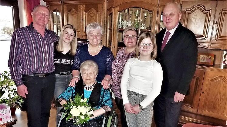 Die Jubilarin Walburga Scherbel mit ihrer Familie und Zweitem Bürgermeister Siegfried Weißerth (rechts) Foto: Gerd Fleischmann