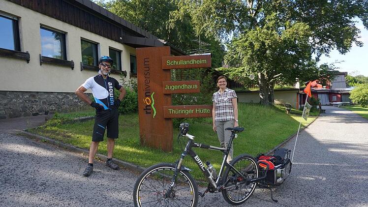 Auf einer dreitägigen Radtour über insgesamt 418 Kilometer und 4.580  Höhenmeter besucht Karl Jeßberger vom Schullandhei Hobbach alle sechs  weiteren Schullandheime in Unterfranken besuchen, um vor Ort einen  "Mut-Mach-Brief" abzugeben. Das Bild zeigt ihn an der Thüringer Hütte  mit Irene Pfaff vom Beirat. Foto: Marion Eckert