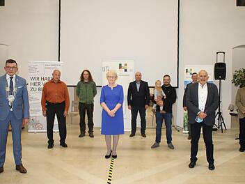 Bürgermeister Armin Warmuth (links) verabschiedete die ausgeschiedenen Stadträte und verlieh im Rahmen der Feierstunde die Bürgermedaille an Elisabeth Wende (4.v.l.) und Walter Emmert (2.v.l.). Foto: Hilmar Ruppert