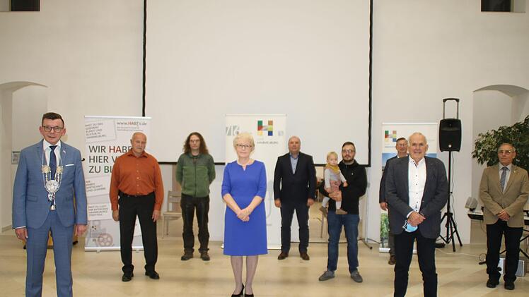 Bürgermeister Armin Warmuth (links) verabschiedete die ausgeschiedenen Stadträte und verlieh im Rahmen der Feierstunde die Bürgermedaille an Elisabeth Wende (4.v.l.) und Walter Emmert (2.v.l.). Foto: Hilmar Ruppert
