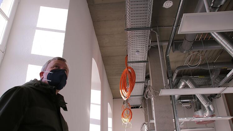 Dafür Labortechnik an der Decke Foto: Benedikt Borst