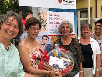 Die Diözesanoberin Martina Mirus (Zweite von links) dankte Almuth Gryczmann-Reulein (Mitte) für 15 Jahre ehrenamtlichen Dienst als Hospizbegleiterin. Mit dabei waren die Kolleginnen Regina Kirchner (links), Elisabeth Albert und Claudia Benkert (re...