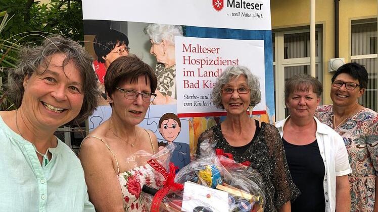 Die Diözesanoberin Martina Mirus (Zweite von links) dankte Almuth Gryczmann-Reulein (Mitte) für 15 Jahre ehrenamtlichen Dienst als Hospizbegleiterin. Mit dabei waren die Kolleginnen Regina Kirchner (links), Elisabeth Albert und Claudia Benkert (re...