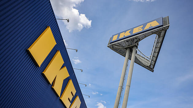Firmenlogo an der Ikea-Filiale Köln-Godorf.