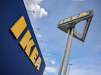 Firmenlogo an der Ikea-Filiale Köln-Godorf.