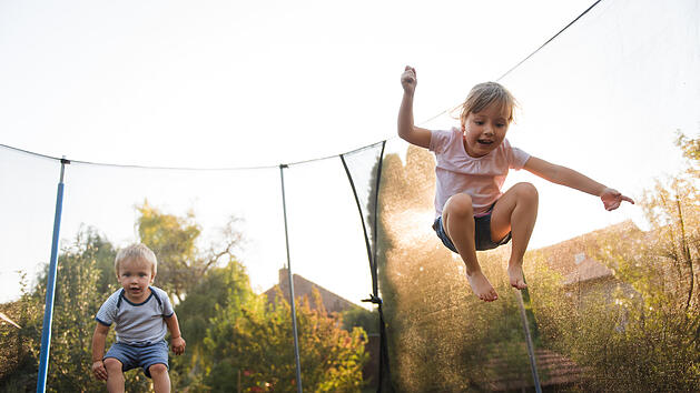 Trampolin springen, Trampolin im Garten