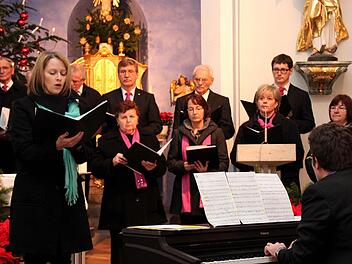 Sonja Keil bei ihrem Solo ,,Ave verum'', begleitet von Klaus Keller am E-Piano Fotos: Johanna Blum