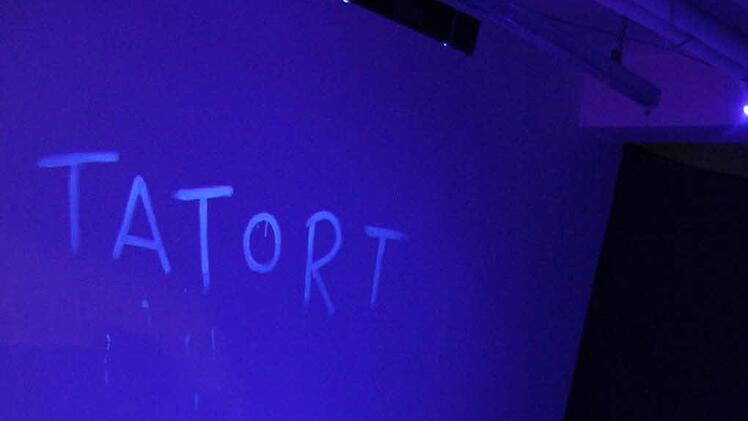 Natürlich ist im ehemaligen Schlecker-Markt nicht wirklich ein Mord passiert, aber zur Tatort-Zeit hat Lichtkünstlerin Elke Harras aus Nordhalben die Kulisse in Szene gesetzt. Der Tatort ist mit Farbe, die nur in Schwarzlicht zu sehen ist, auf die Wand gemalt.