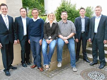 Die Bürgermeister Heinrich Thaler (links) und Johannes Polenz rahmen die neuen Gemeinderatsmitglieder ein (von links) Peter Thomann, Stefan Fuchs, Christiane Pfenning, Oliver Dorn und Rainer Firsching.Foto: Walter Hanslok