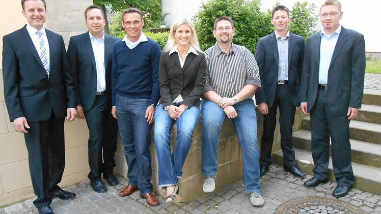 Die Bürgermeister Heinrich Thaler (links) und Johannes Polenz rahmen die neuen Gemeinderatsmitglieder ein (von links) Peter Thomann, Stefan Fuchs, Christiane Pfenning, Oliver Dorn und Rainer Firsching.Foto: Walter Hanslok