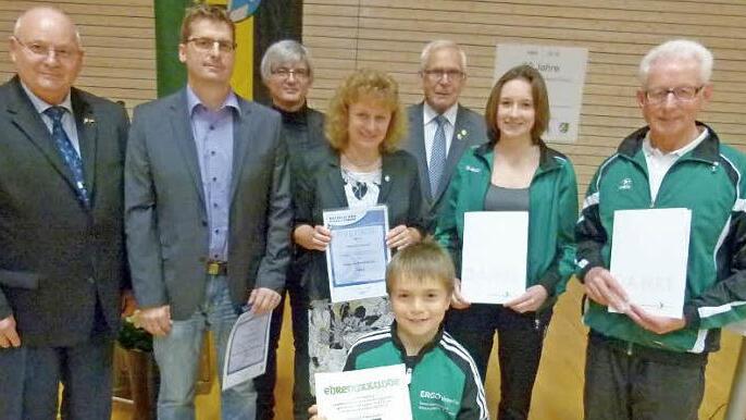 Sie wurden für besondere sportliche Leistungen und herausragendes Engagement innerhalb der Sportvereinigung Ahorn ausgezeichnet. Fotos: Lothar Weidner