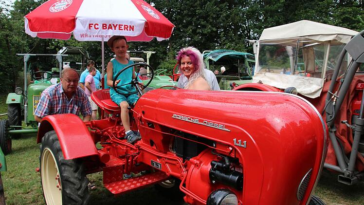 Der rote Porsche Diesel P111 aus dem Jahr 1955 hatte es Finnley Jäckisch und seiner Mutter Susann aus Autenhausen angetan, was Besitzer Armo Witzgall (Gossenberg) freute. Foto: Bettina Knauth