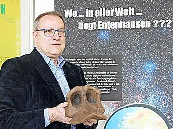 Der Museumsleiter Carsten Ritzau zeigt den Schädel eines frühen "Duckmenschen".  Foto: Annika Seidel
