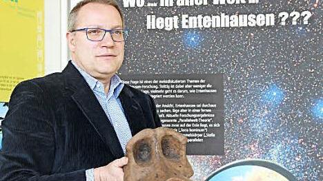 Der Museumsleiter Carsten Ritzau zeigt den Schädel eines frühen "Duckmenschen".  Foto: Annika Seidel