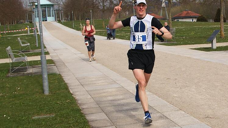 Mit der &uuml;berragenden Zeit von 2:44:25 Std. gewann Markus-Kristan Siegler vom TB Erlangen den Obermain-Marathon. Hier jubelt der 35-J&auml;hrige im Staffelsteiner Kurpark. Foto: Mario Deller