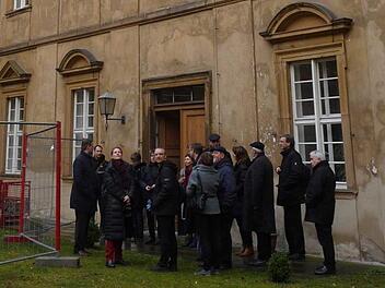 Die Mitglieder der Arbeitsgemeinschaft "Historische St&auml;dte" waren auch im Innenhof des Michaelbergs. Foto: Pressestelle Bamberg