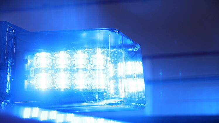 30 Mann mit Eisenstangen, Steinen und zerbrochenen Flaschen: Dieser Streit in Schweinfurt h&auml;tte eskalieren k&ouml;nnen. Die Polizei griff rechtzeitig ein. Foto:Ronald Rinklef