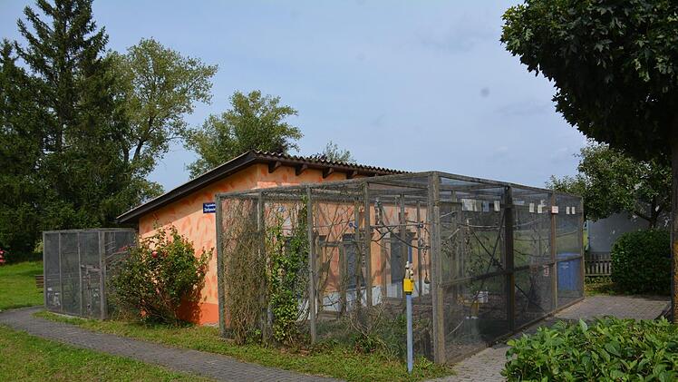 Seit 1994 gibt es die Vogelvoliere am Ortseingang von Ipthausen. Nun läuft der Pachtvertrag aus und die 40 bis 45 gefiederten Freunde sollen in den Klostergarten umziehen. Foto: Hanns Friedrich