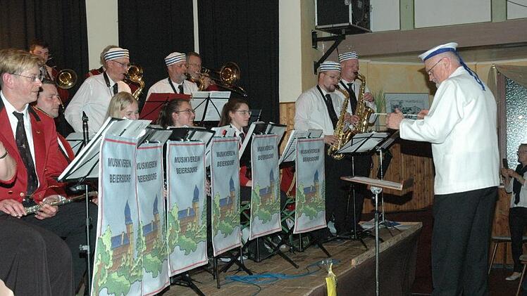 Captain Cook und seine singenden Saxophone begeisterten das Publikum.Edwin Meißinger
