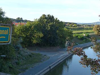 Entsteht das Baugebiet "Am Wöhrgarten", so wird Hausens Siedlungsrand deutlich näher an den Kanal heranrücken. Foto: Pauline Lindner