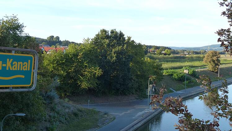 Entsteht das Baugebiet "Am Wöhrgarten", so wird Hausens Siedlungsrand deutlich näher an den Kanal heranrücken. Foto: Pauline Lindner