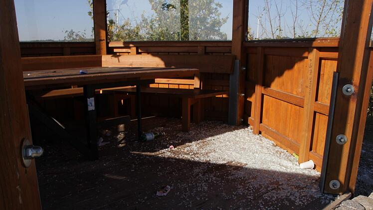 Glassplitter  auf dem ganzen Areal:  Chaoten haben - vermutlich am vergangenen Kerwawochenende -  die Scheiben am Lonnerstadter Aussichtspavillon  zerstört.   Bürgermeister Stefan Himpel hat  die Polizei gerufen und  Anzeige gegen Unbekannt gestellt.  Foto: Christian Bauriedel