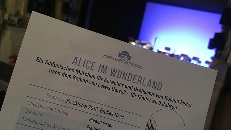 Klangvolle Erstaufführung: Als sinfonisches Märchen mit der Musik von Roland Fister zog "Alice im Wunderland" beim Kinderkonzert im Landestheater in Bann. Den Part des Sprechers übernahm Frederik Leberle.Foto: Jochen Berger